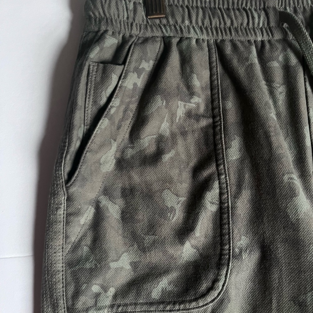 Athleta Farallon Bermuda Shorts Size 6 Stratum Camo Green Casual Travel - Picture 3 of 7